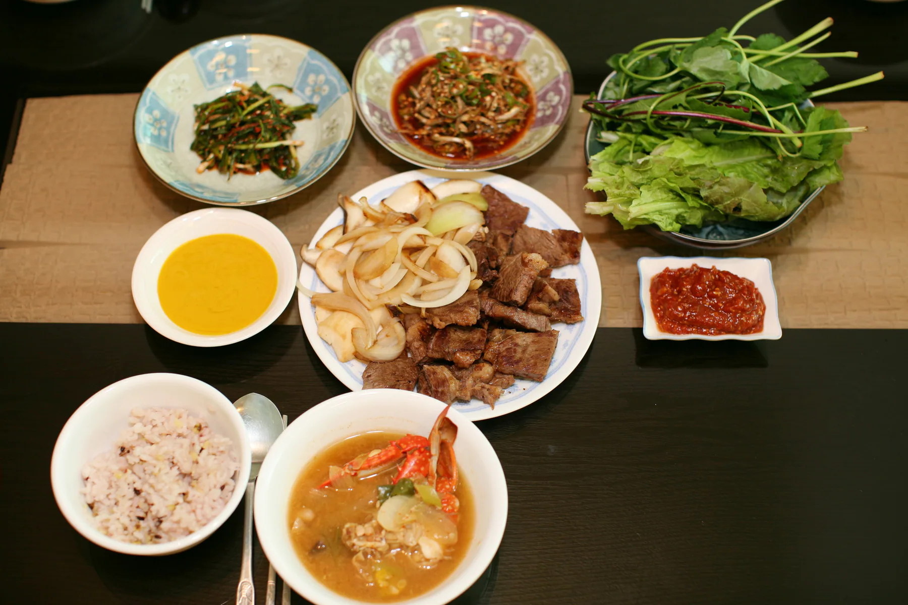 고기구이와 쌈 채소, 국과 반찬으로 준비한 한식 상차림