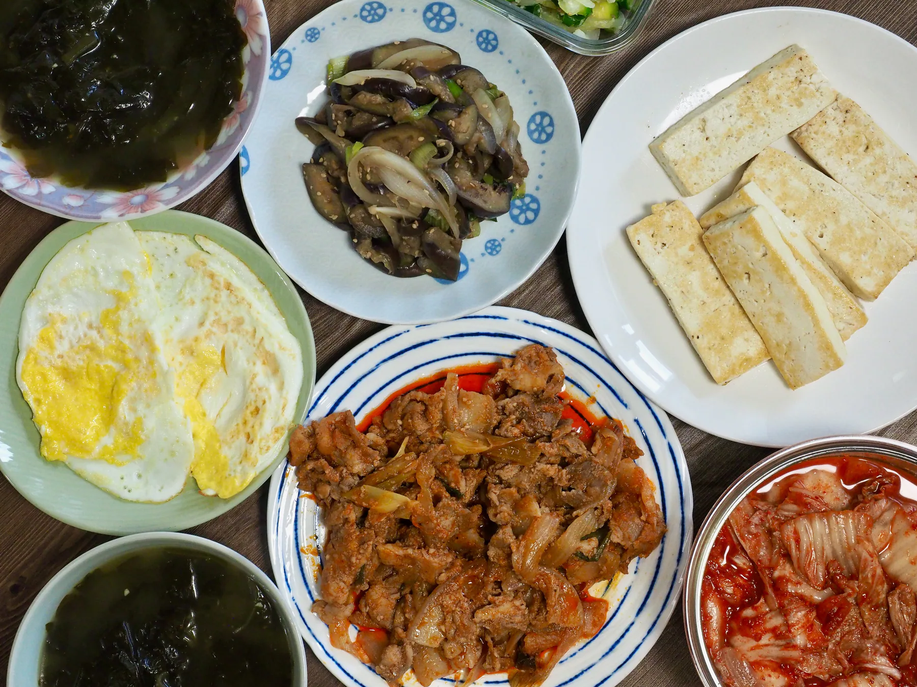 두부와 고기볶음, 김치와 반찬으로 구성한 가정식