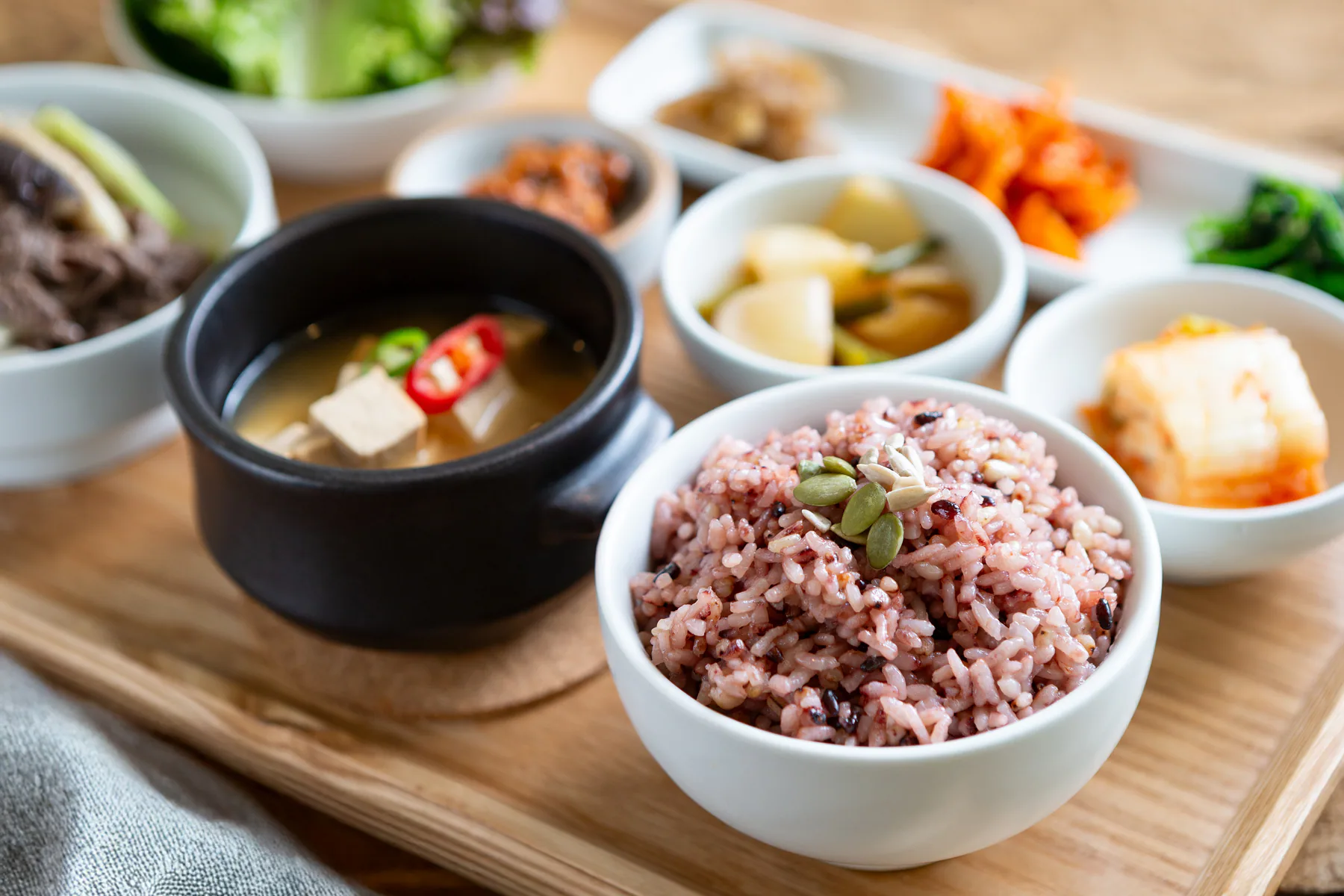 밥과 국, 반찬으로 준비한 한식 상차림